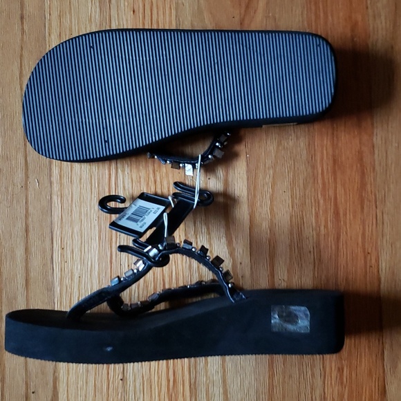 BEACH Black flip-flops w/ beaded thongs size 9/10 with 2-3 inches soles - Picture 4 of 4